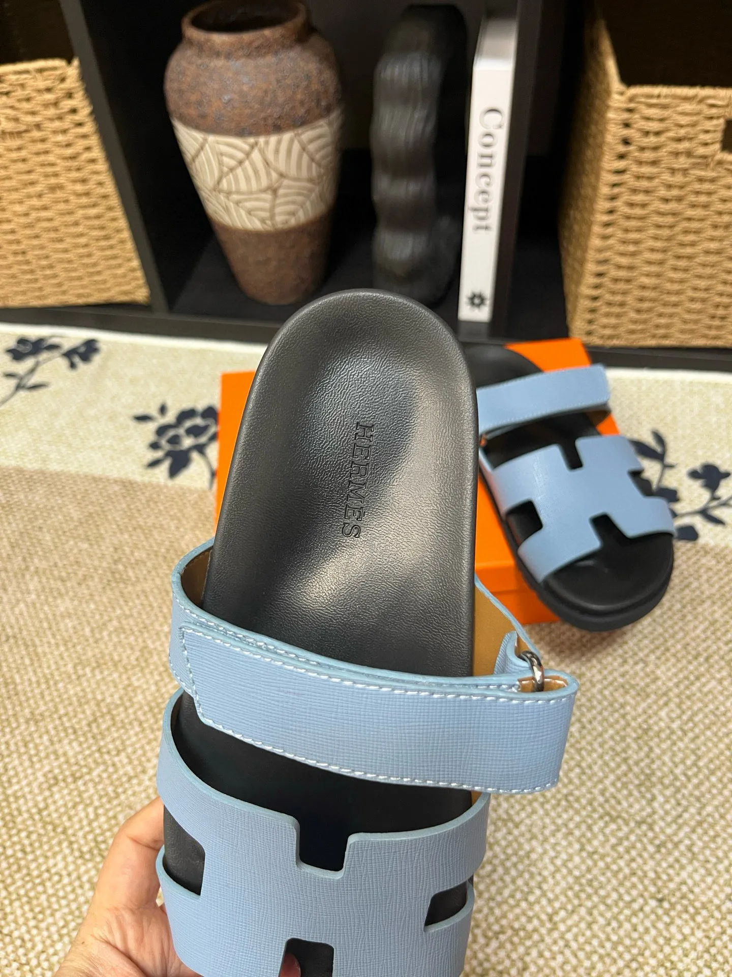 P300 Long-term stock Hermes men’s Kazimir slippers for couples - top quality woven calfskin functional sandals with intertwined uppers inspired by the “H” iconic pattern to create a casual look, perfect for summer. Imported cowhide + cowhide lining + TUP outsole Size: 35-46